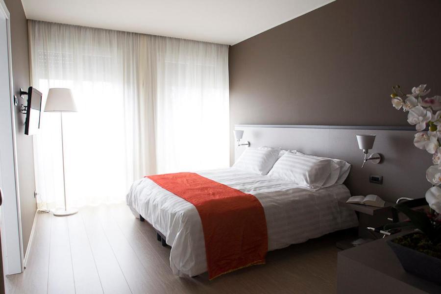 Zara Rooms & Suites Suzzara Exterior foto