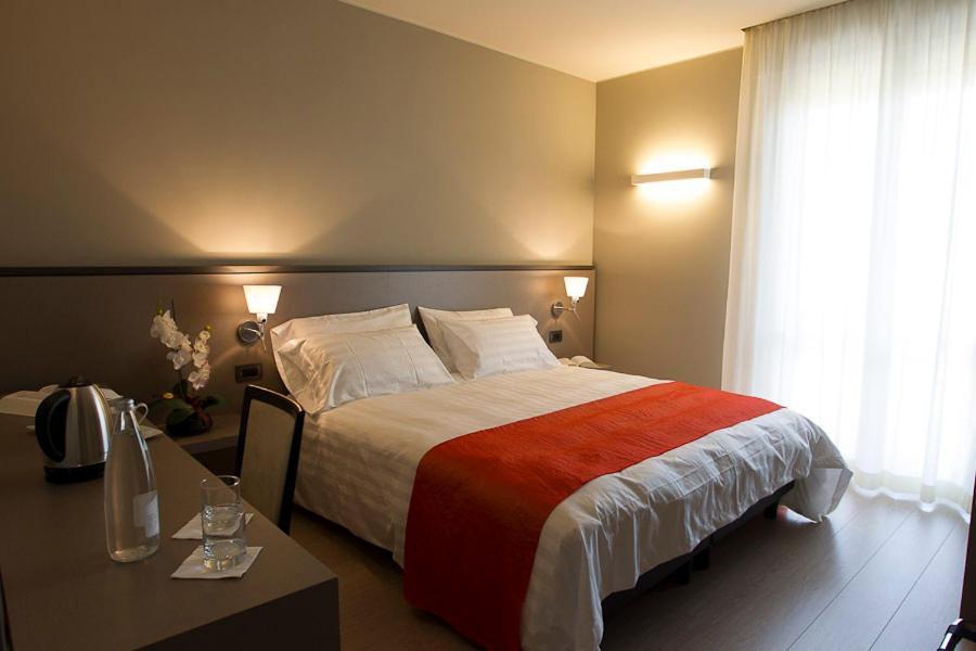 Zara Rooms & Suites Suzzara Zimmer foto