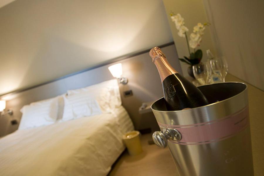 Zara Rooms & Suites Suzzara Exterior foto