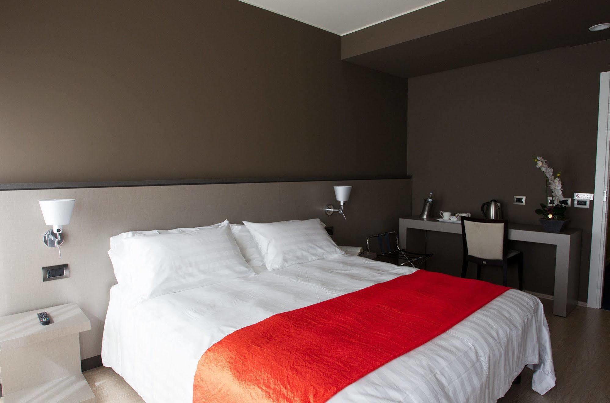 Zara Rooms & Suites Suzzara Exterior foto